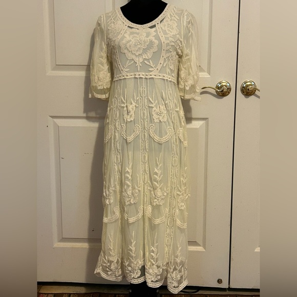 lace tulle long-sleeved long-length wedding dress product info and reviews Tulle Lace A-line Long Sleeves Beach Wedding Dresses, PW402 main image 1